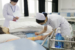 初中生毕业可以读重庆护士学校吗?